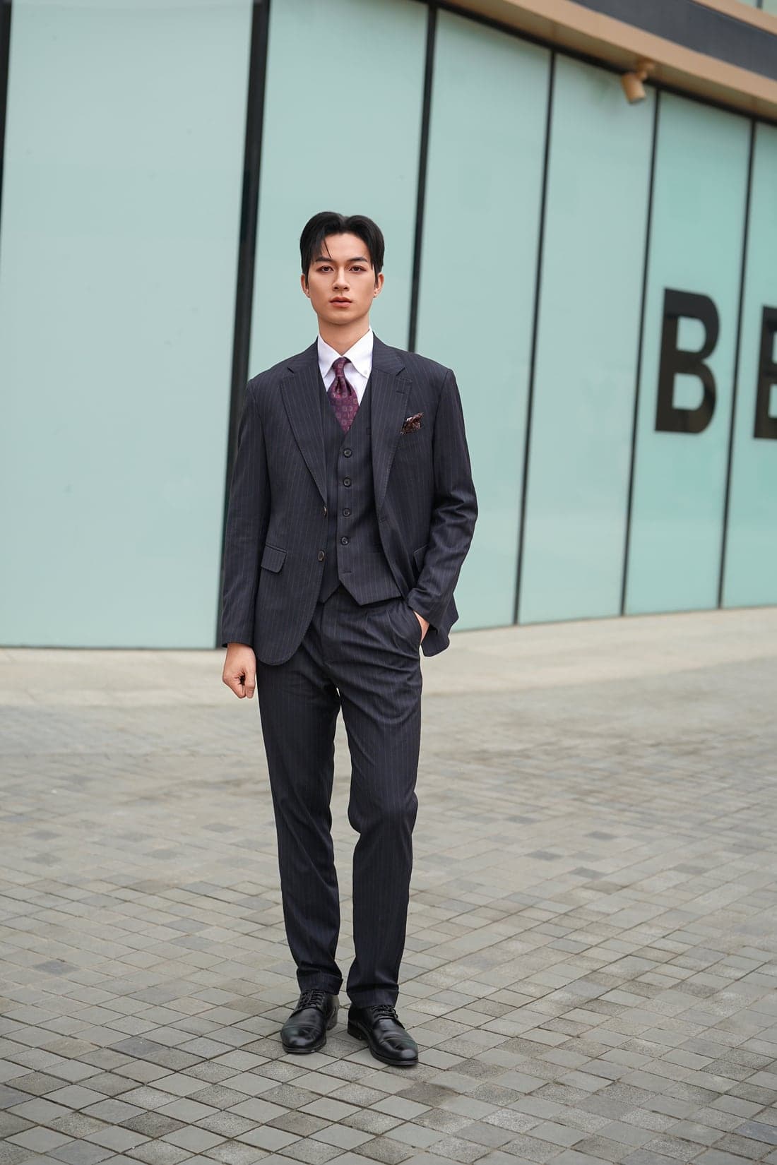 Quý ông trong bộ suit may đo REMMY