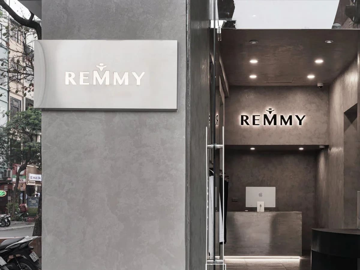 Quầy lễ tân và tường logo REMMY trong showroom